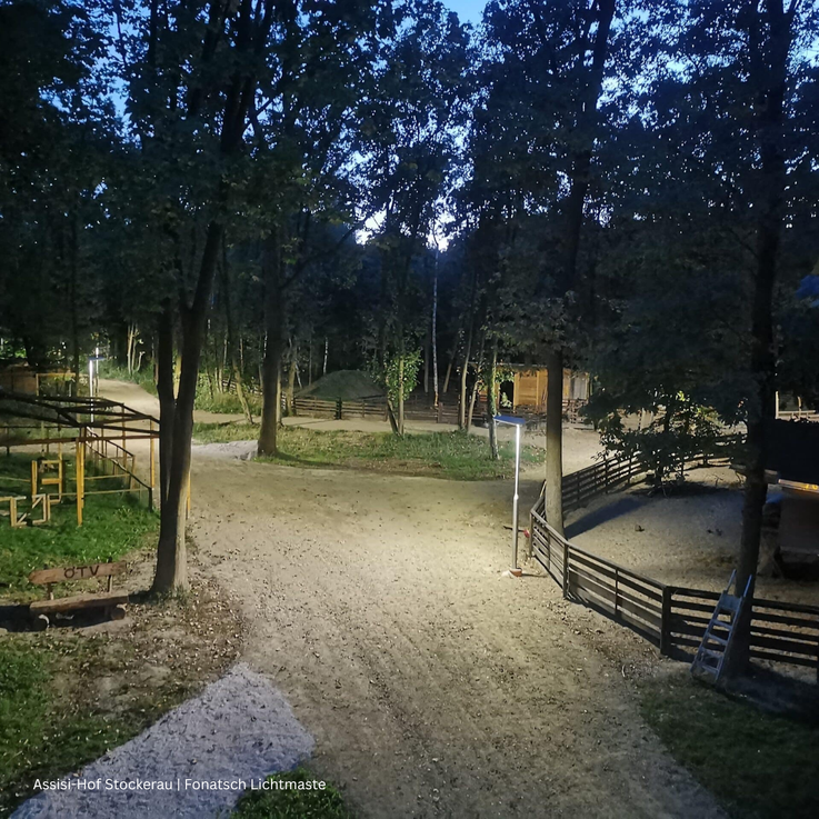 Weitere LED-Leuchten und Masten für den Assisi-Hof in Stockerau